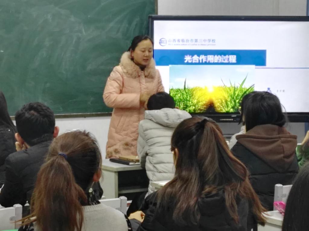 李荣荣老师为学生上示范课